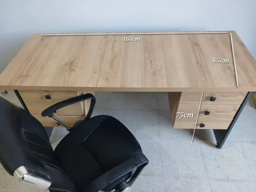 Bureau de travail. Disponible 8 bureau. 5 bureau non utilisé avec chaises