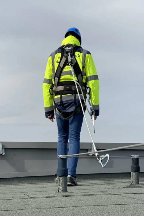 Formation travail en hauteur et sur corde, instalation de ligne de vie 