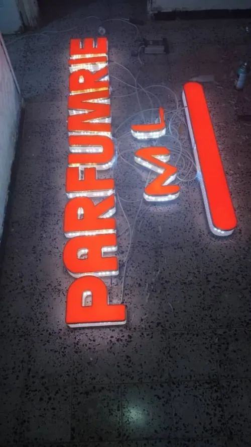 Enseigne lumineuse publicitaire