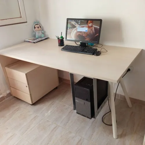 bureau avec un bon qualité de bois et un micro ordinateur