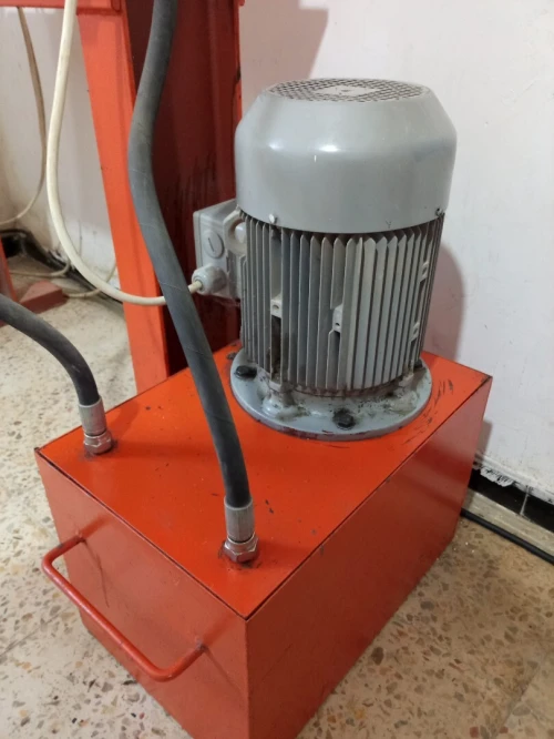 Presse hydraulique pour assiettes en carton 