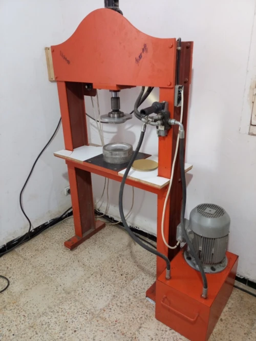 Presse hydraulique pour assiettes en carton 