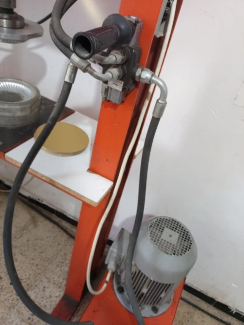 Presse hydraulique pour assiettes en carton 