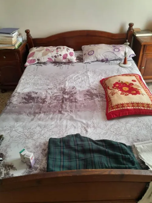 chambre a coucher + armoire avec mirroire 