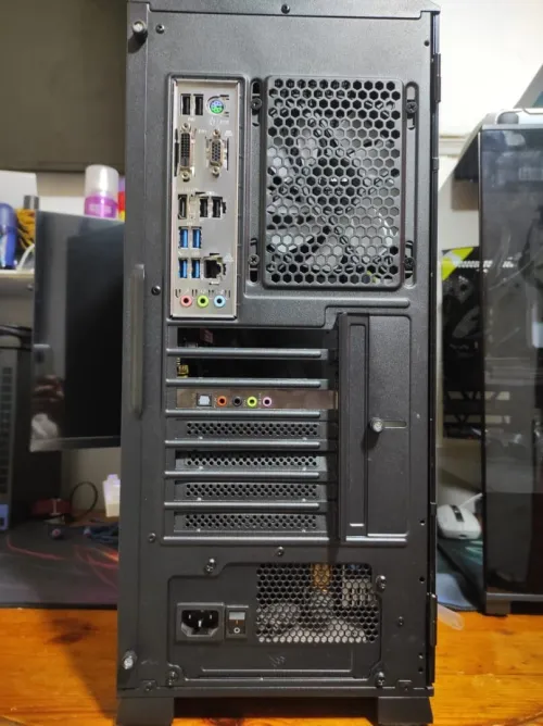 PC GAMING RYZEN 5 3400G / 16GB DDR4 FURY / 512GB SSD NVME / 550W CORSAIR / MSI B550M / SOUND CARD ASUS XONAR SE