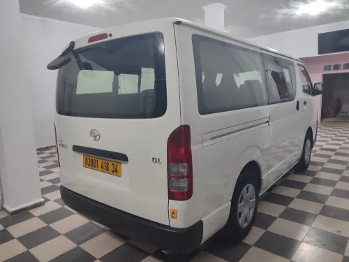 Toyota Hiace 15 place 2016