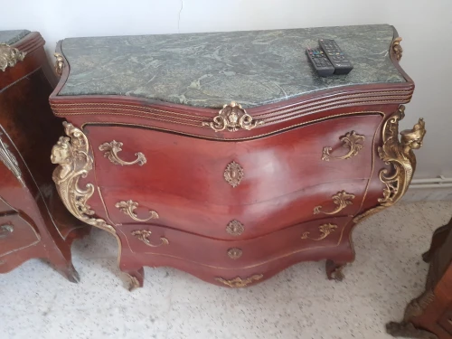 Commmode En Bois Noble Style Louis XV Finition Marbré Et Orné De Cuivre
