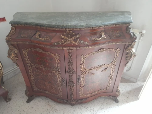 Buffet En Bois Noble, Style Louis XV, Finition Marbré et Orné de Cuivre
