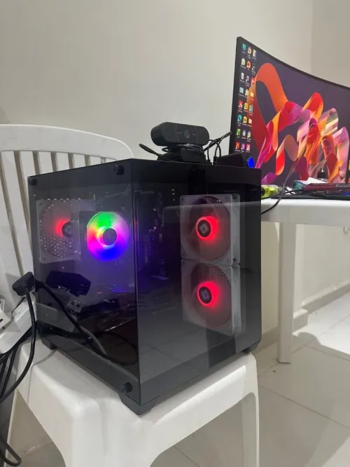 Pc : i5 6600 + rx580 8gb + 1 tb SSD + 16gb ram Ecran: z edge 27 pouce - 180hz - 1ms - incurvé