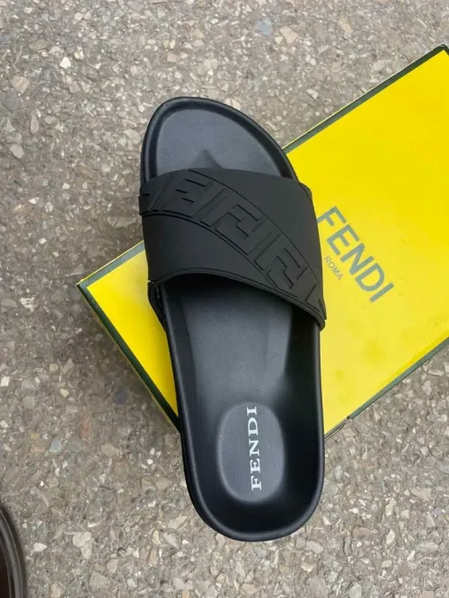 Claquettes fendi
