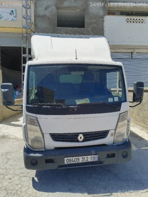 Renault Maxity 2012