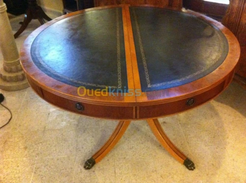 Table ronde style anglais dessus cuir