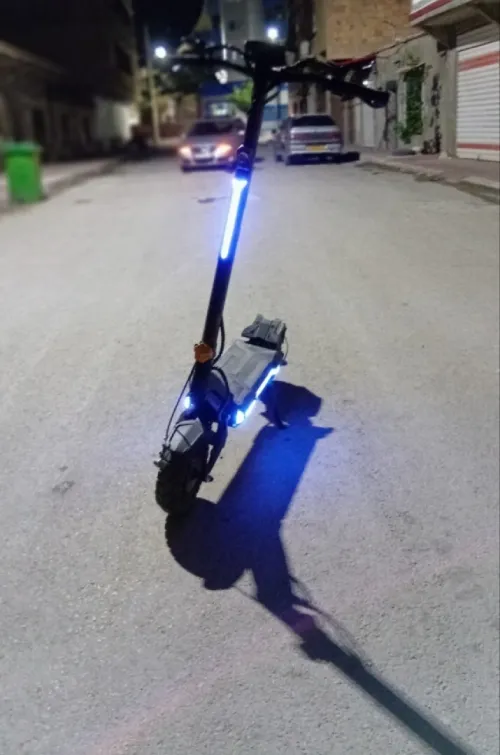 La trottinette électrique présentée est l'Ausom DT2 Pro. 