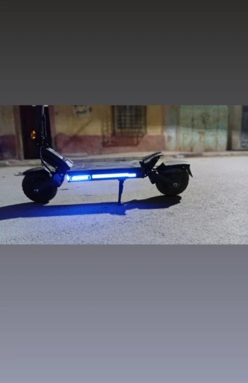 La trottinette électrique présentée est l'Ausom DT2 Pro. 
