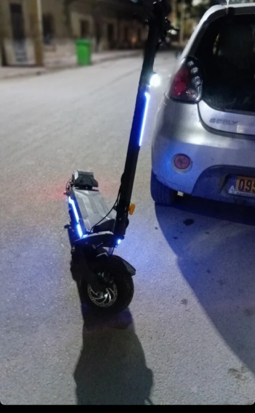 La trottinette électrique présentée est l'Ausom DT2 Pro. 