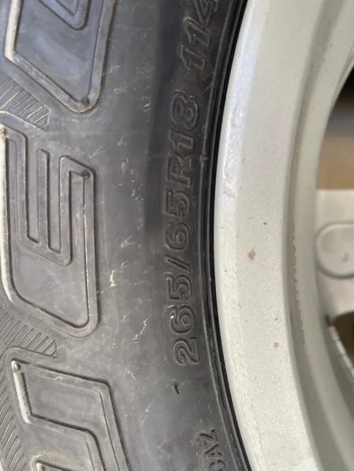 5 pneus avec gentaliage Toyota 