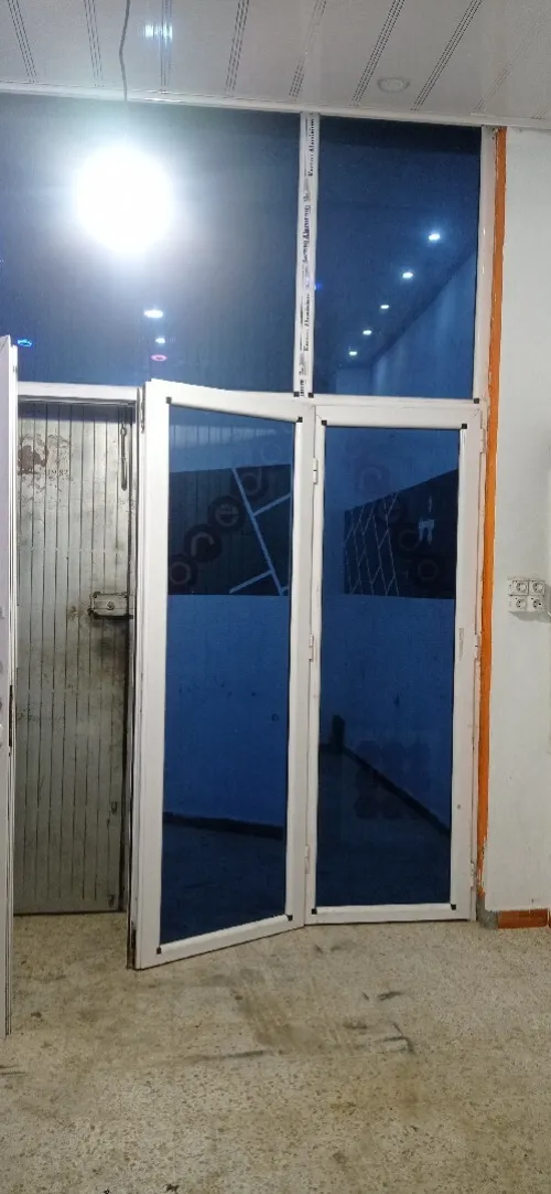 فيترينا ألمنيوم vitrine aluminiu اربع ابواب يتفتحو كامل  عرض 3.04 الارتفاع 3.40