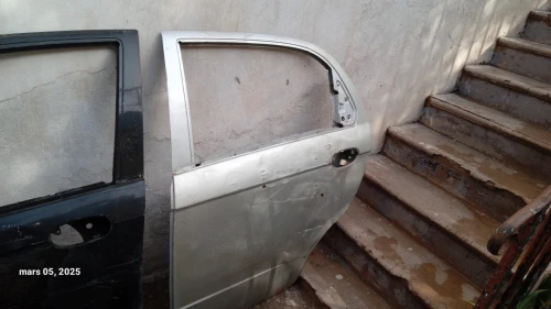 porte avant et arrière côté gauche