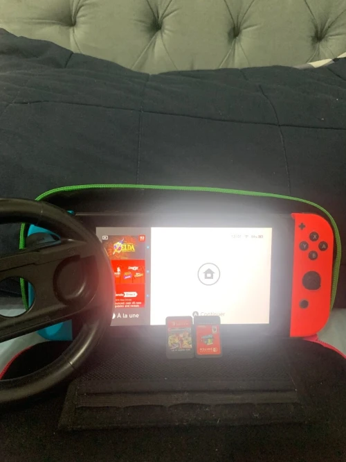 Nintendo switch avec 2 CD (Mario carte 8 delux et Mario odessy) avec une pochette et un volon pour Mario carte