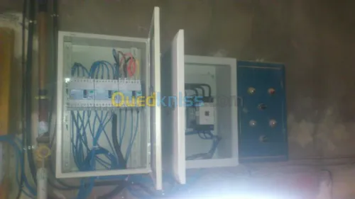 Electricité et caméra de surveillance 