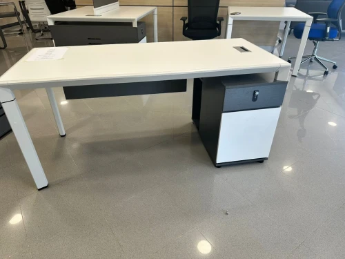 Bureau Moderne : Élégance et Simplicité pour un Espace de Travail Professionnel !