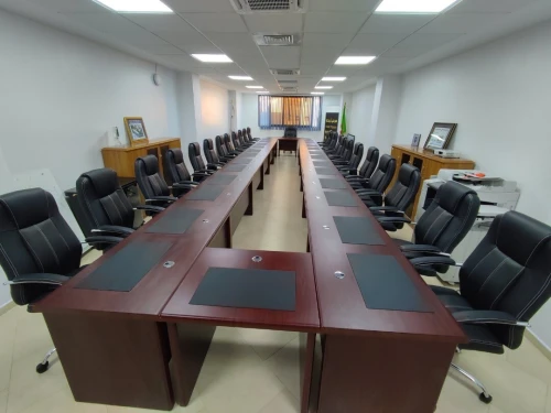 Table de réunion moderne en MDF avec repose-mains en similicuir et passe-câbles intégrés
