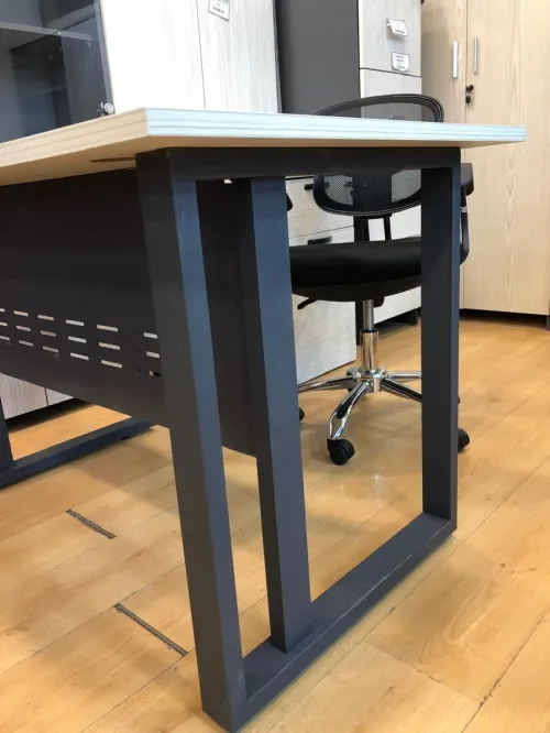 Bureaux fonctionnels en mélaminé avec des pied métallique 