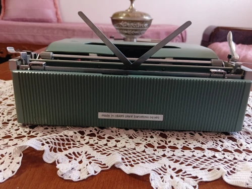 MACHINE A ECRIRE OLIVETTI LETTERA 32