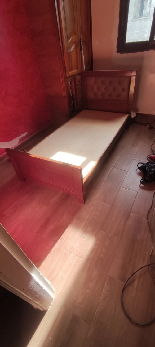 Lit une place et demi plus table de nuit