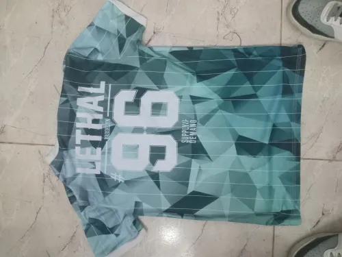 Soulier nike et t shirt de la même couleur 
