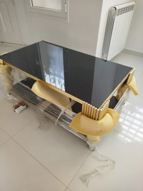 Table basse noire et dorée