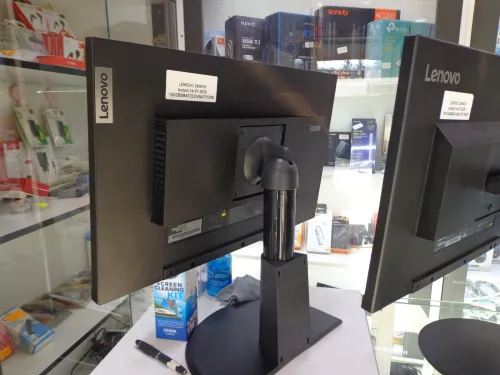 des ecran LENOVO ThinkVision ORIGINAL 24 pouce / Sans encadrement / IPS / 1920x1200 /DP /HDMI /VGA