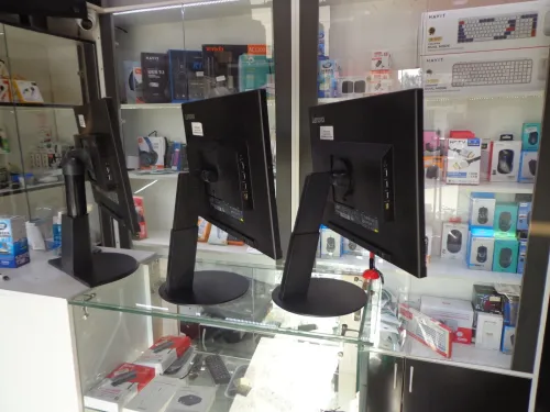 des ecran LENOVO ThinkVision ORIGINAL 24 pouce / Sans encadrement / IPS / 1920x1200 /DP /HDMI /VGA