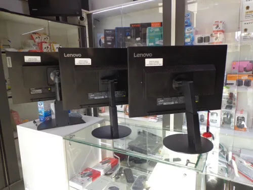 des ecran LENOVO ThinkVision ORIGINAL 24 pouce / Sans encadrement / IPS / 1920x1200 /DP /HDMI /VGA