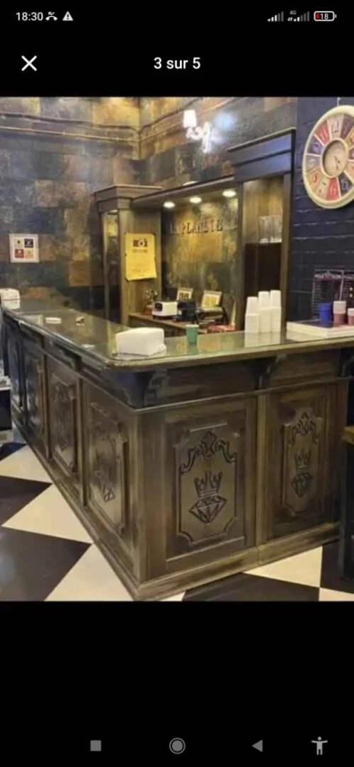 Meuble neuf très classe de pizzeria ou salon de thé