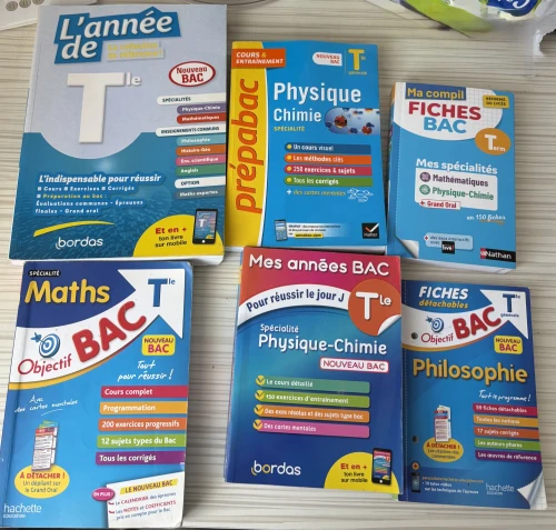 Lot de livres Bac Terminale programme français Maths, Physique Chimie Philosophie  Très bon état