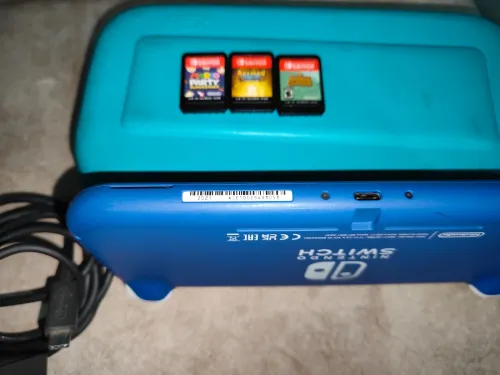 Nintendo switch lite 2021 + 3 jeux + chargeur original