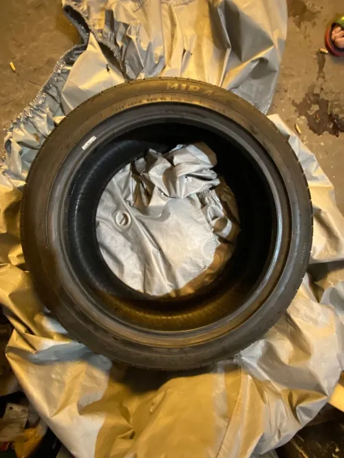2 pneus 235/45/19 jamais utilisé