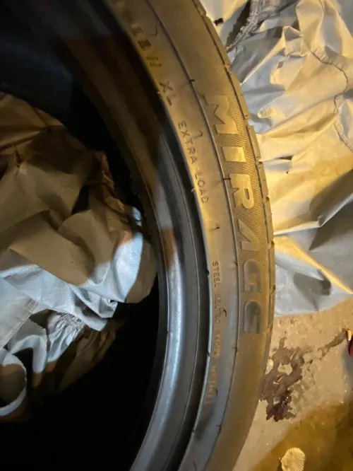 2 pneus 235/45/19 jamais utilisé