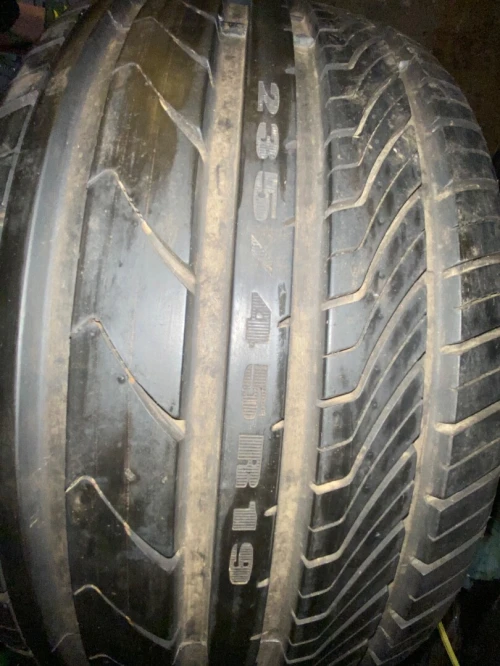 2 pneus 235/45/19 jamais utilisé