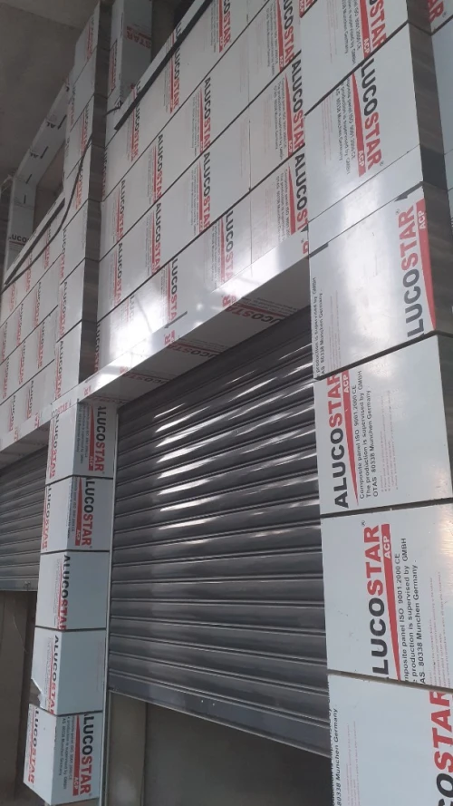 Alucobande /  PVC /  Aluminium  et  logo lumineux 