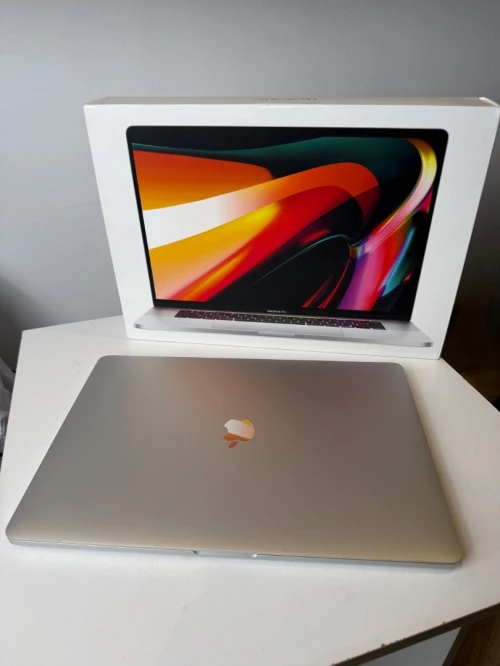Macbook Pro 2019 touchbar i7 32gb ram 1to stockage