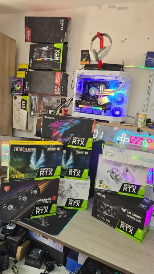Rx 6700XT 12GB Rtx 3080 10gb 