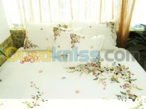 donne cours et travaille