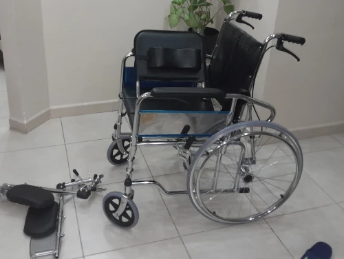 Chaise roulante Multiposition avec toilette