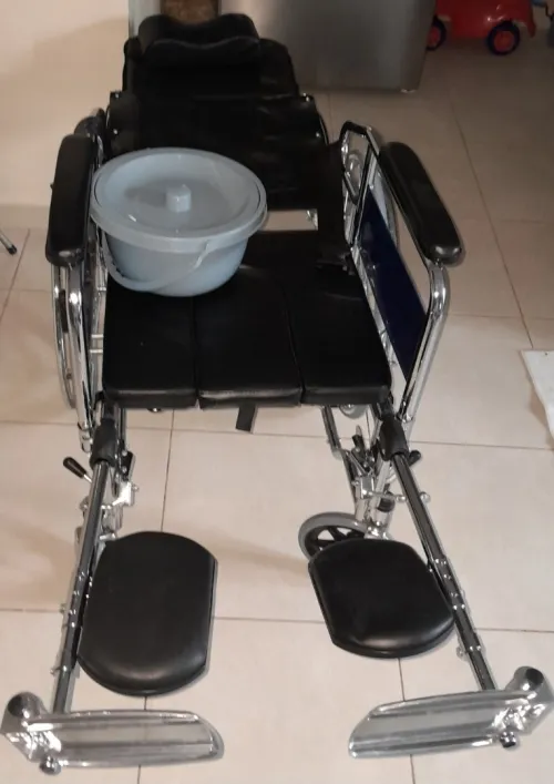 Chaise roulante Multiposition avec toilette