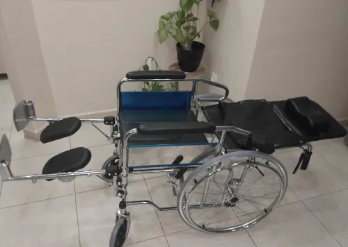 Chaise roulante Multiposition avec toilette