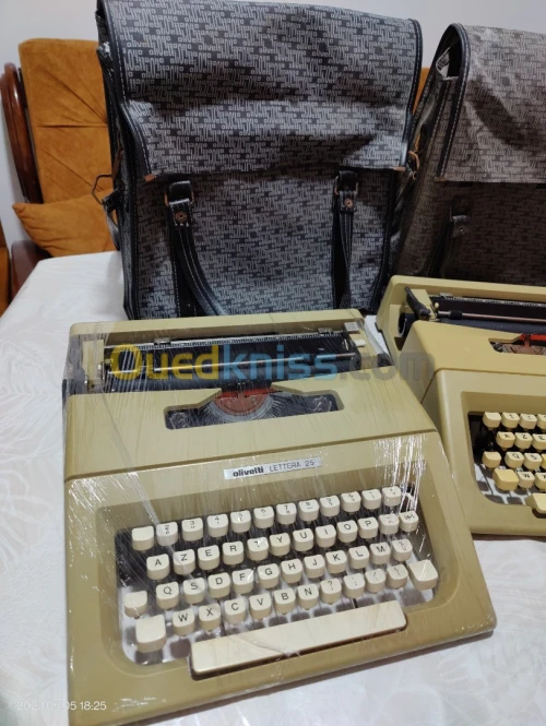 machine à Ecrire olivetti 25 
