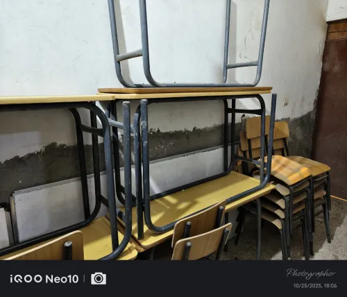 Tables, chaises et tableaux 