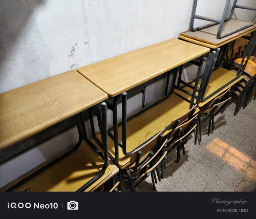Tables, chaises et tableaux 
